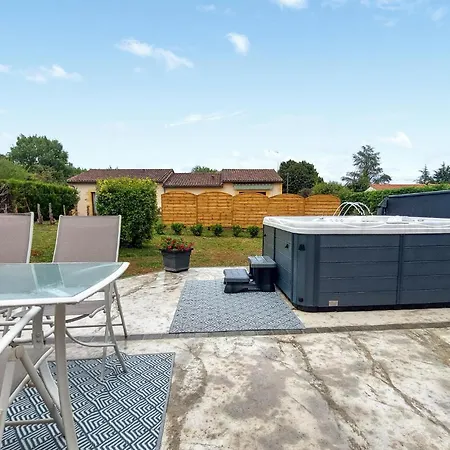 Feriehus 1 Bedroom Amazing Home In Saint-Martial-De-Nabir Saint-Martial-de-Nabirat